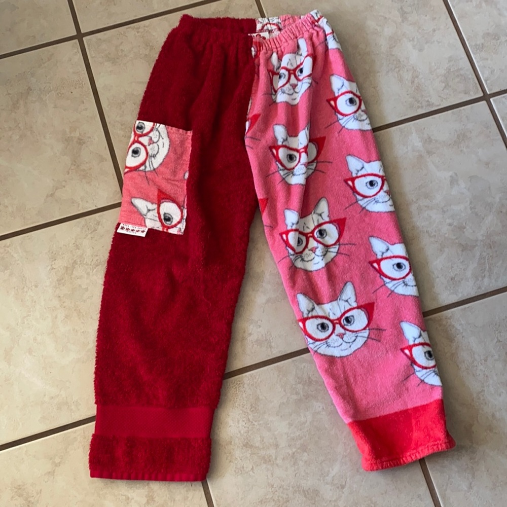Cozy Pink & Red Cat-Print Fleece Joggers for Kids